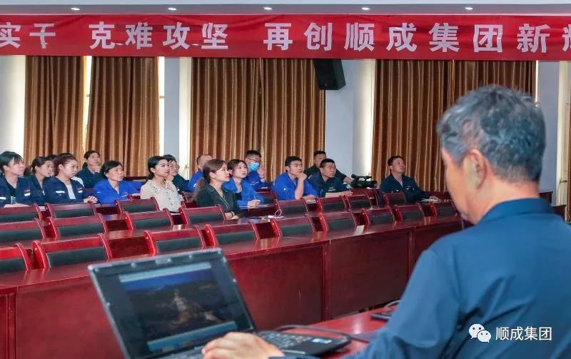 河南Z6人生就是博集团进行通讯员摄影技术培训班