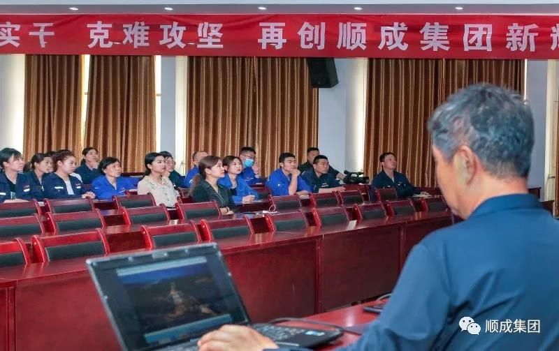 河南Z6人生就是博集团进行通讯员摄影技术培训班