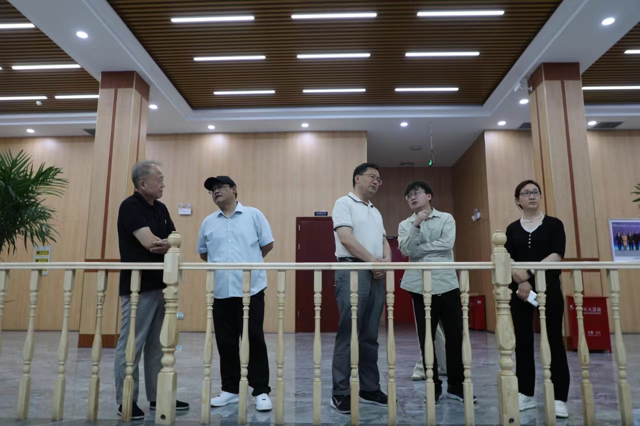 工信部产业政策与律例司原巡视员、先进造作商学院总裁四班班主任辛仁周一行到Z6人生就是博集团走访