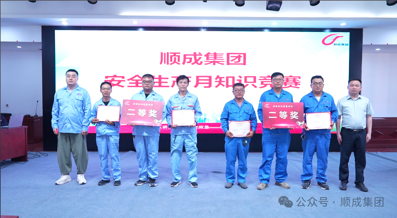 为获奖集体进行颁奖合影